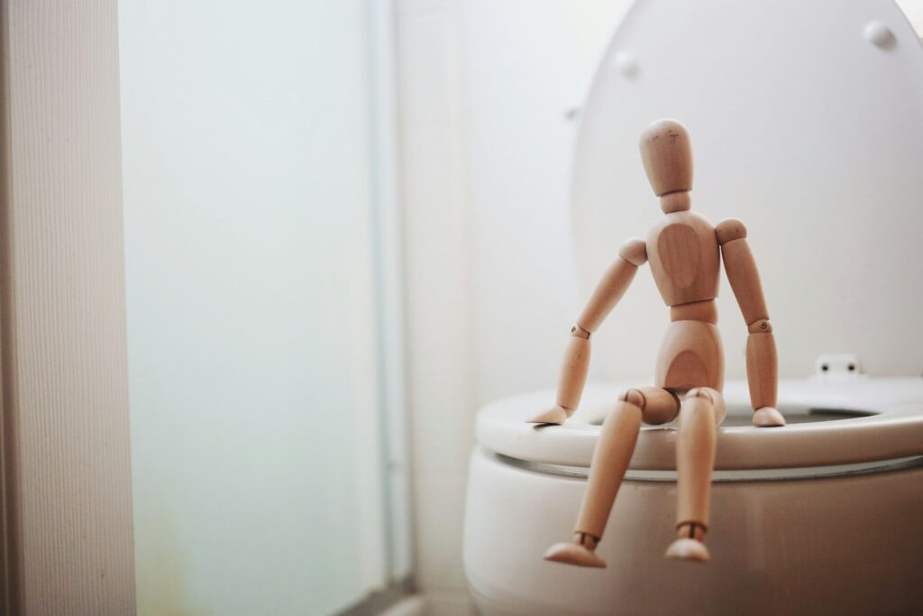 トイレに座っているイメージ