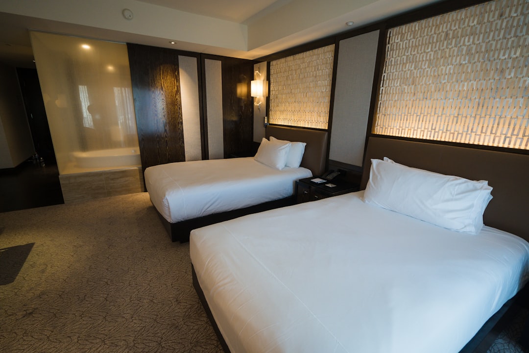 高級ホテルのアメニティが客室に並ぶラグジュアリーなバスルーム