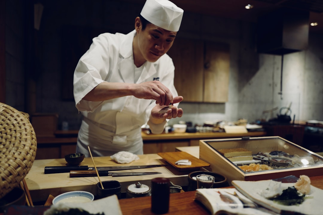 高級レストランで給仕する男性スタッフが料理を運ぶ姿。役職別の呼び名を体現するシーン