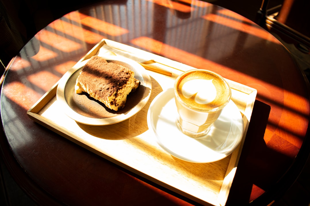 ヒルトン東京お台場のカフェで楽しむケーキとコーヒーのイメージ